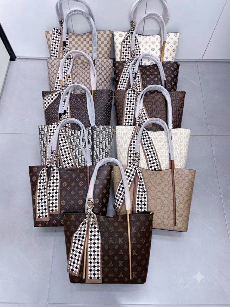 Ayollar uchun monogram naqshli katta hajmli tote sumka, sharfli bezak bilan  a1q3b37d