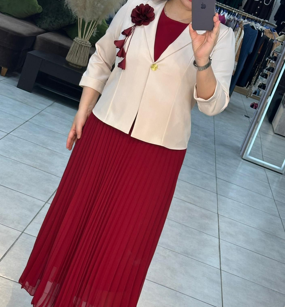 Ayollar uchun ikkitalik kiyim to‘plam (ko‘ylak va kostyum) 8q368d