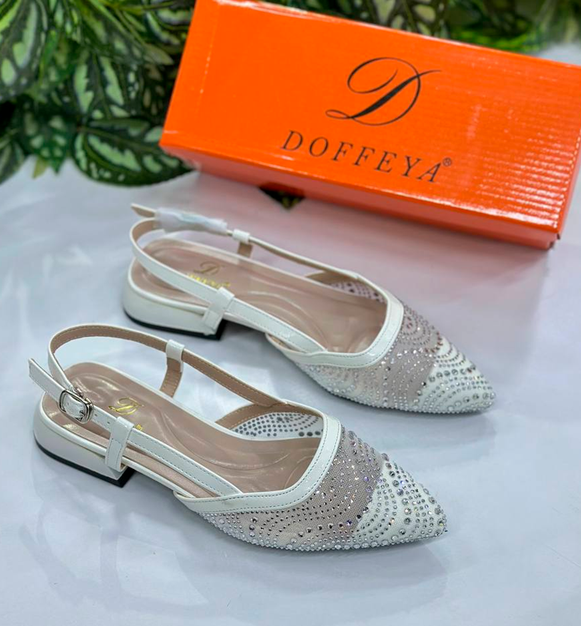Ayollar uchun past poshnali yozgi sandal (Doffeya modeli, toshli bezak bilan) b0q3b710d