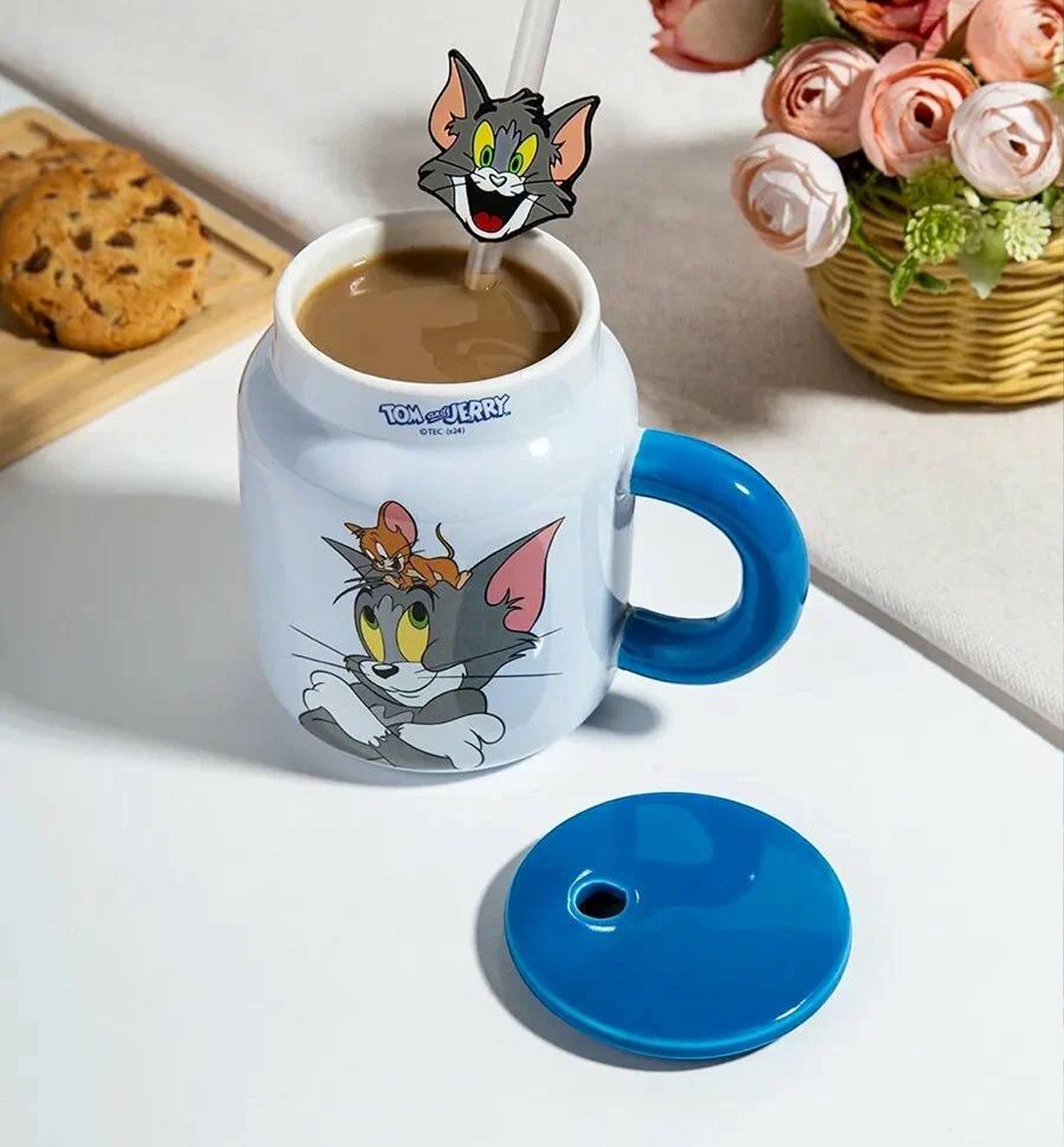 Bolalar va sovg‘alar uchun krujka — qopqoqli va trubkali (Tom & Jerry dizayni) ac6q306d