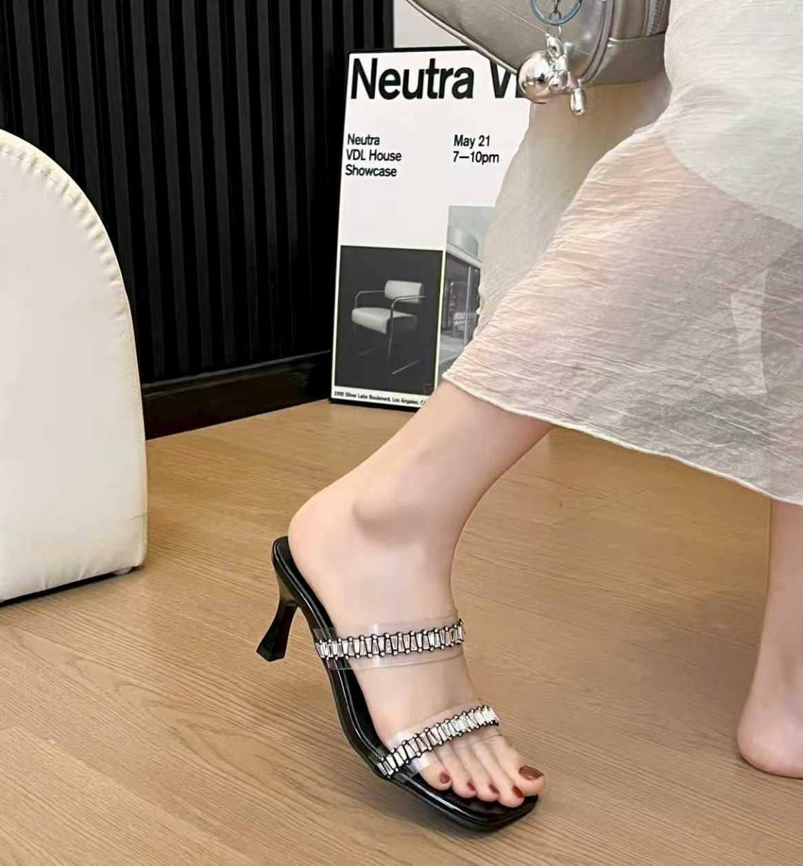 Ayollar uchun poshnali yozgi sandal (toshli bezak bilan, trend model) b0q687d