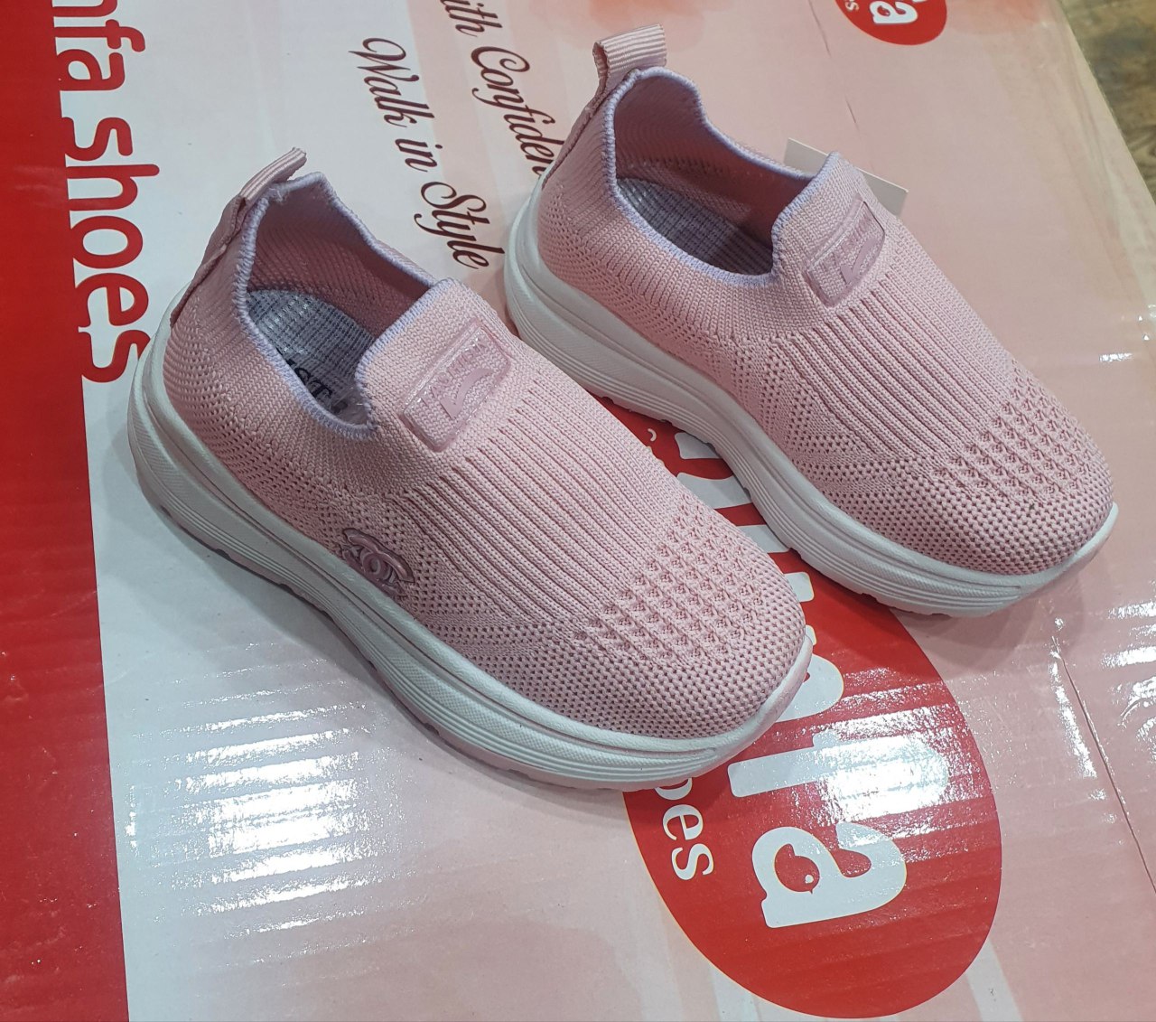 Qiz bolalar yengil krossovkasi b1q736d