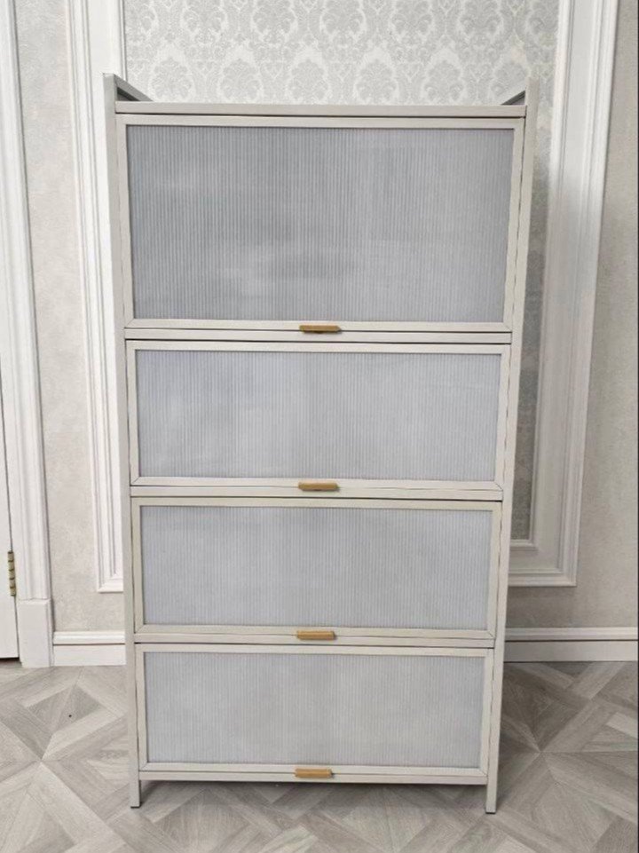 Oshxona va xonadon uchun 4 qavatli ko'p funksiyali shkaf-bufet — Riflyoniy (gofrirovka) eshikli va oltinsimon tutqichli (154 × 80 cm)  18434   c.2q.23d