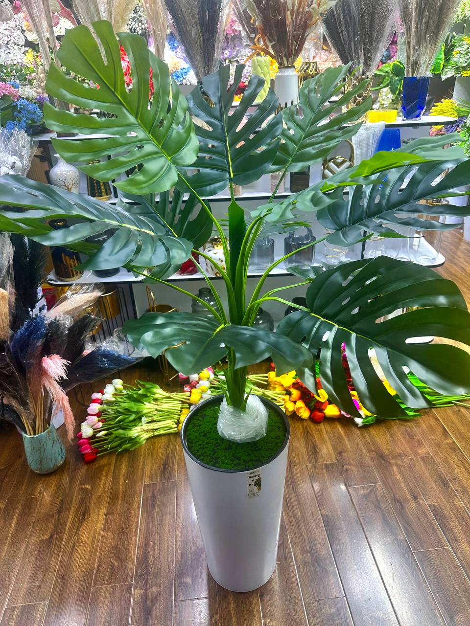 Dekorativ sun'iy monstera daraxti (balandligi 1.50 m) — yirik yashil o'yiq bargli, baland oq tuvakdagi premium tropik interyer guli  18552   o.p.15Pd