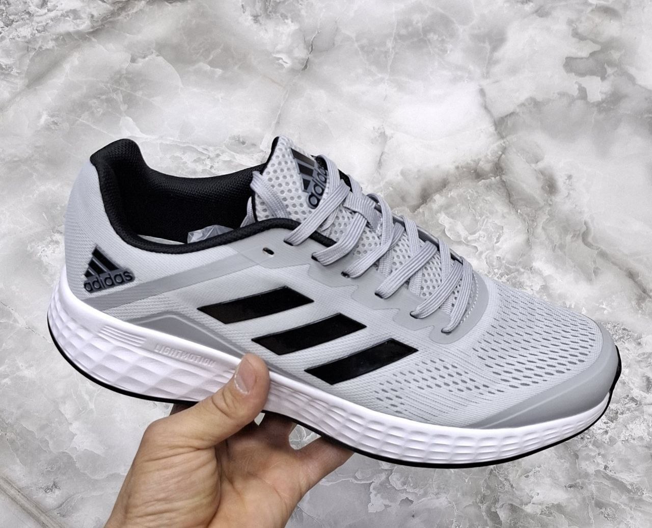 Adidas Duramo Lightmotion — Erkaklar uchun yengil va nafas oluvchi kulrang sport krossovkasi (Setchniy)   19712  b.8q.158d
