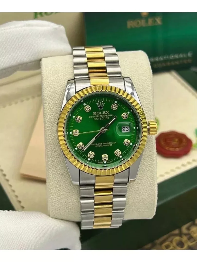 Erkaklar soati — kumush va oltin rangli korpus, yashil sirtli, toshli indekslar, "Datejust" uslubidagi klassik dizayn, sana oynachali   61912