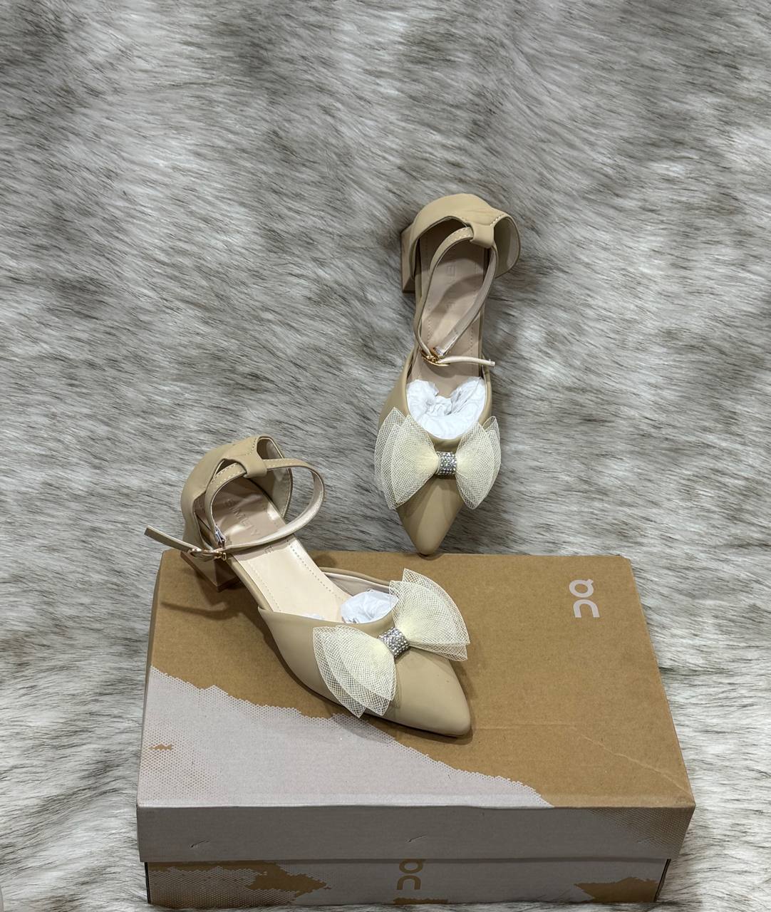 Ayollar uchun tufli – oq, qora va bejiviy rangda, eko charm materialb2q3b703/6d