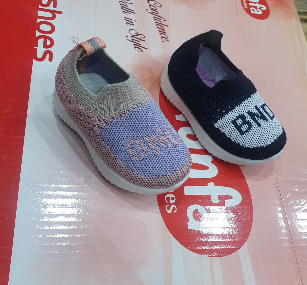 Bolalar uchun yengil krossovkab1q736d