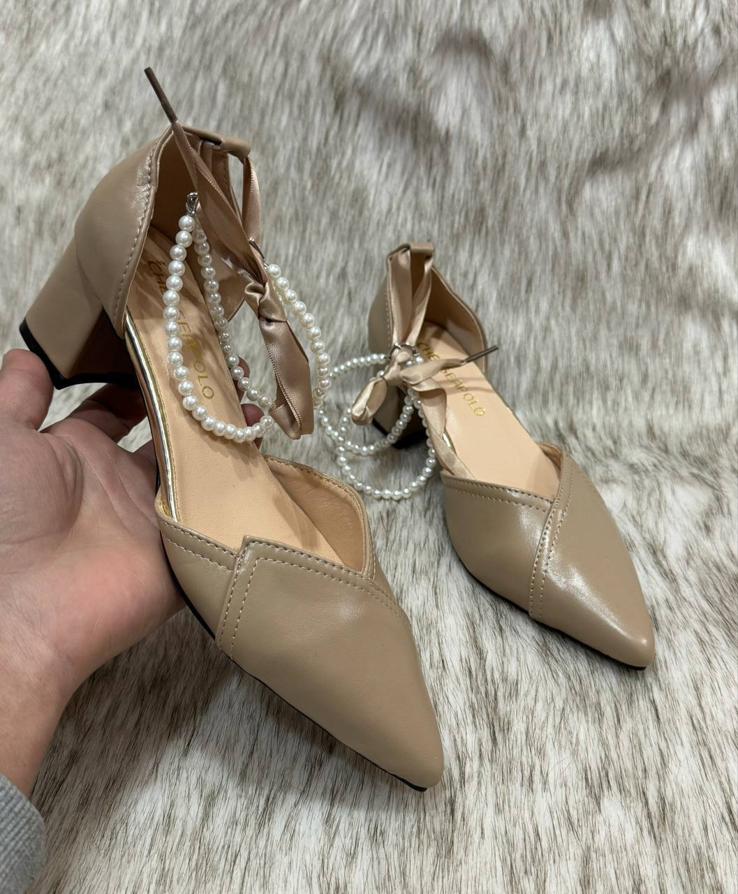 Ayollar uchun oq va bejiviy elegant baland poshnali sandali b2q3b703/6d
