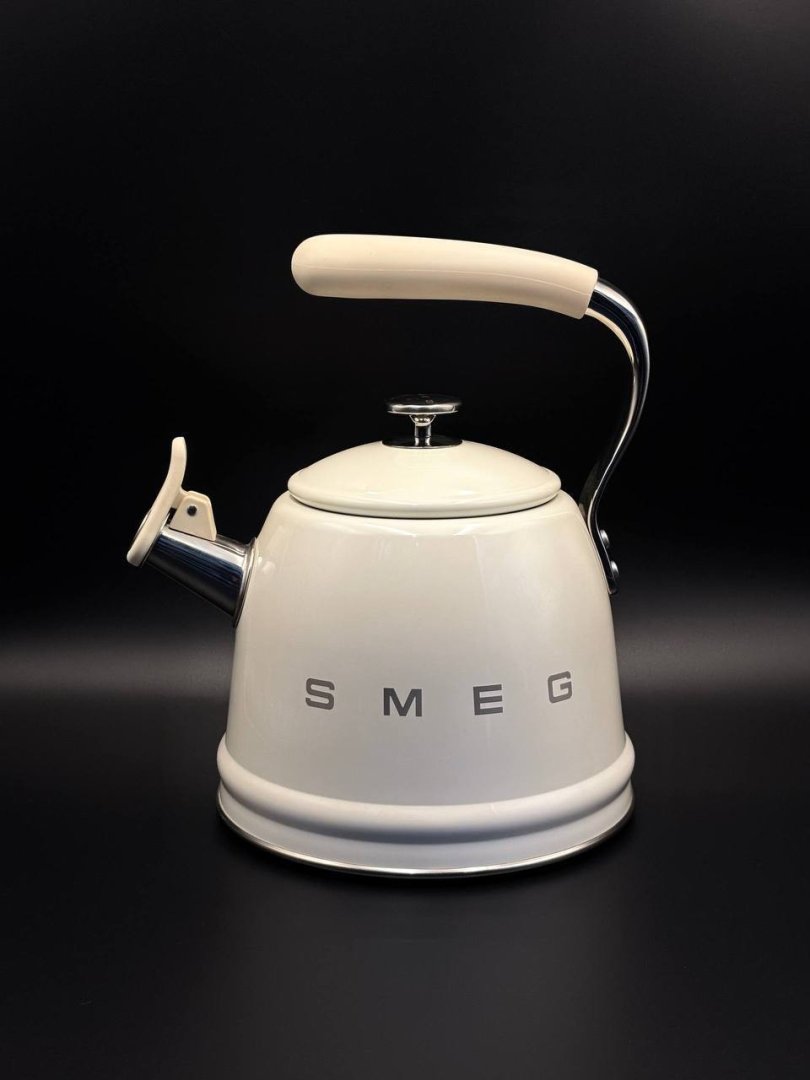 SMEG choynak — kremli rang, retro dizayn, 2.3 litr DM