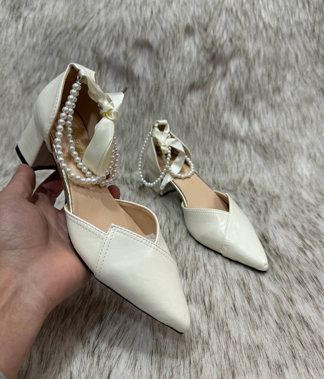 Ayollar uchun oq va bejiviy elegant baland poshnali sandali b2q3b703/6d