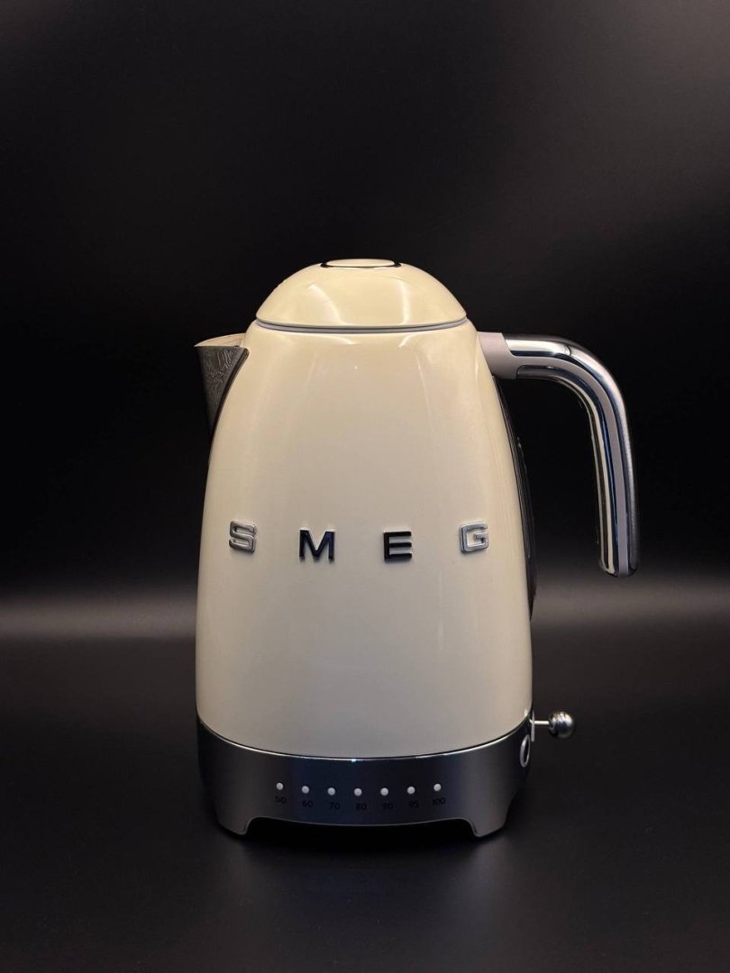 SMEG elektr choynak — gradusli, kremli rang, 1.5 litr, retro dizayn  DM