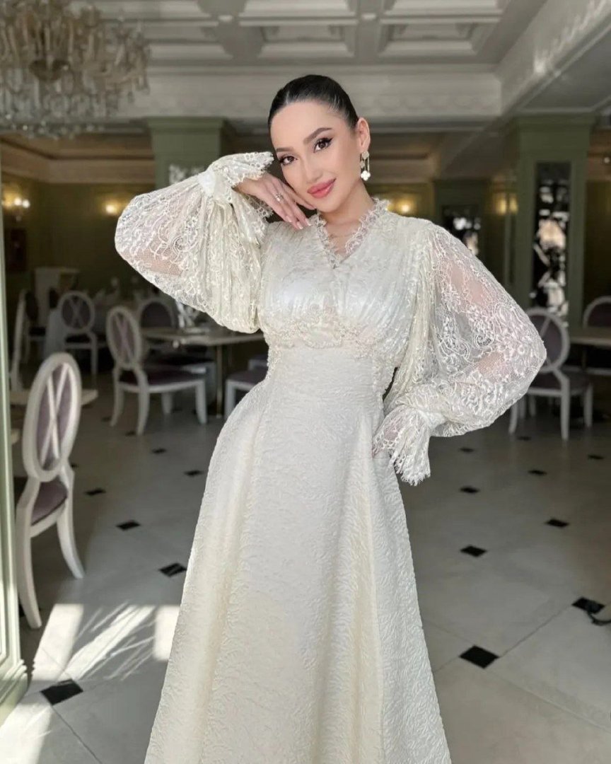 Elegantli romantik ko'ylak — Oltin tishtli bezak b4q260d