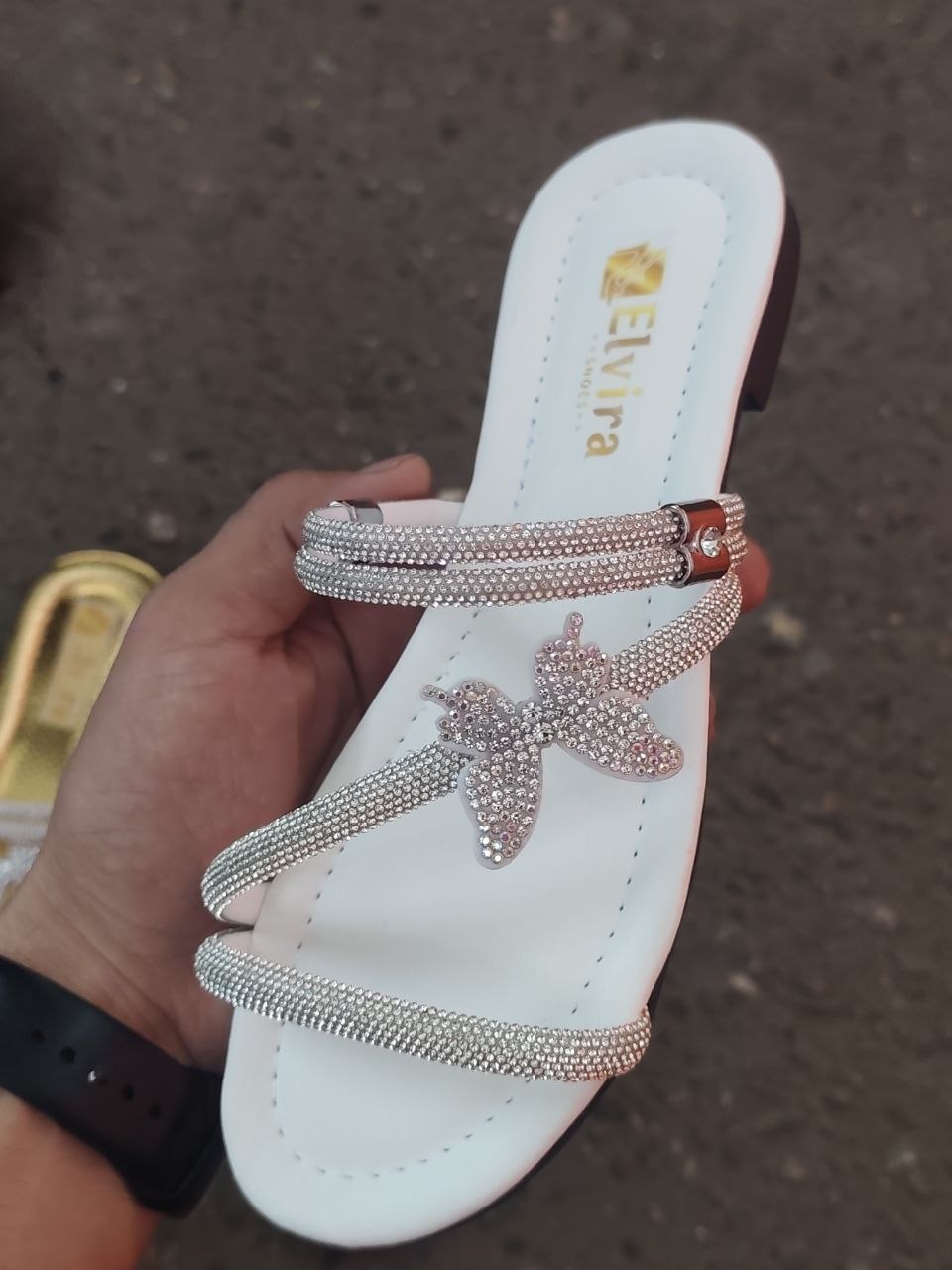 AYOLLAR YOZGI TAPOCHKASI TOSHLAR BILAN BEZATILGAN YASSI TAGLIKLI b12q9d
