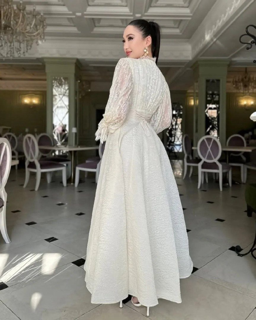 Elegantli romantik ko'ylak — Oltin tishtli bezak b4q260d